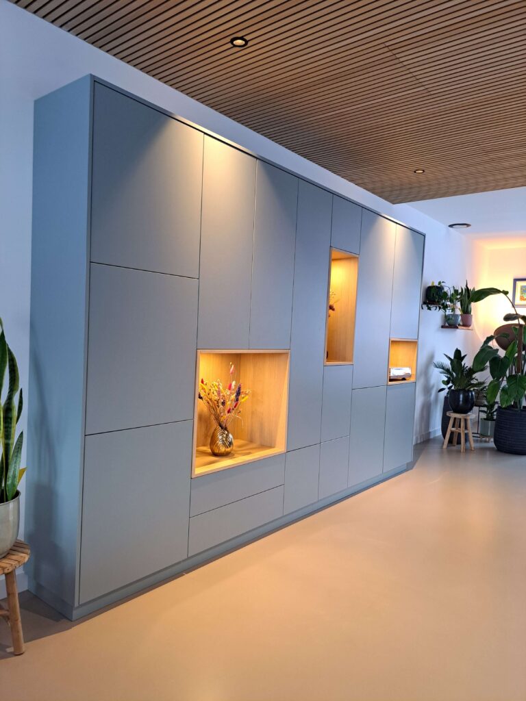 Project_60.1_kastenwand voorzien van gelakt eikenhout