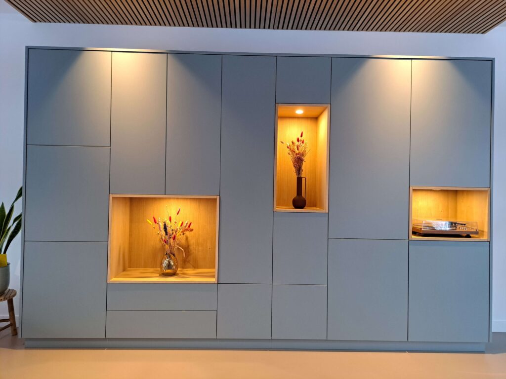 Project_60.3_kastenwand voorzien van gelakt eikenhout