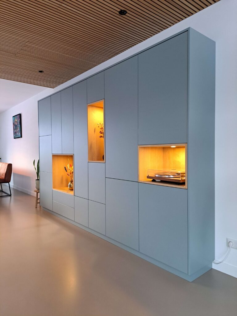 Project_60.6_kastenwand voorzien van gelakt eikenhout