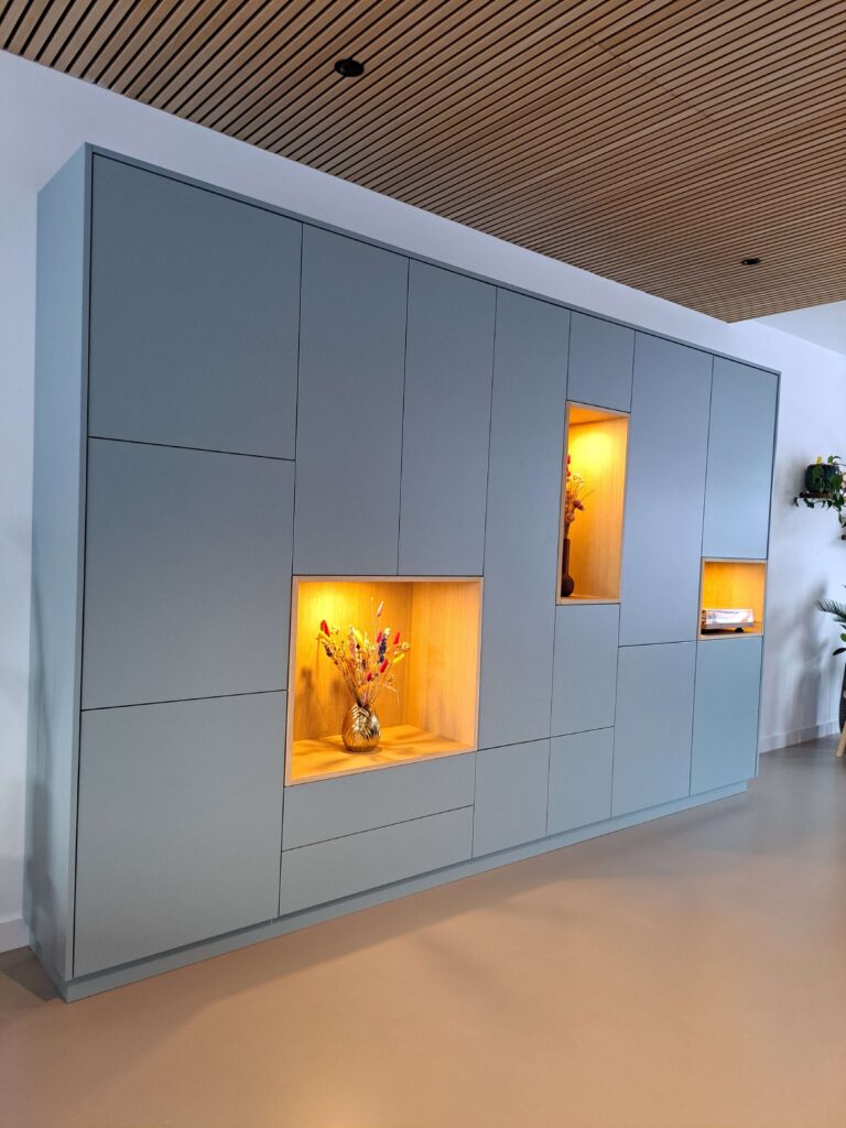 Project_60.7_kastenwand voorzien van gelakt eikenhout