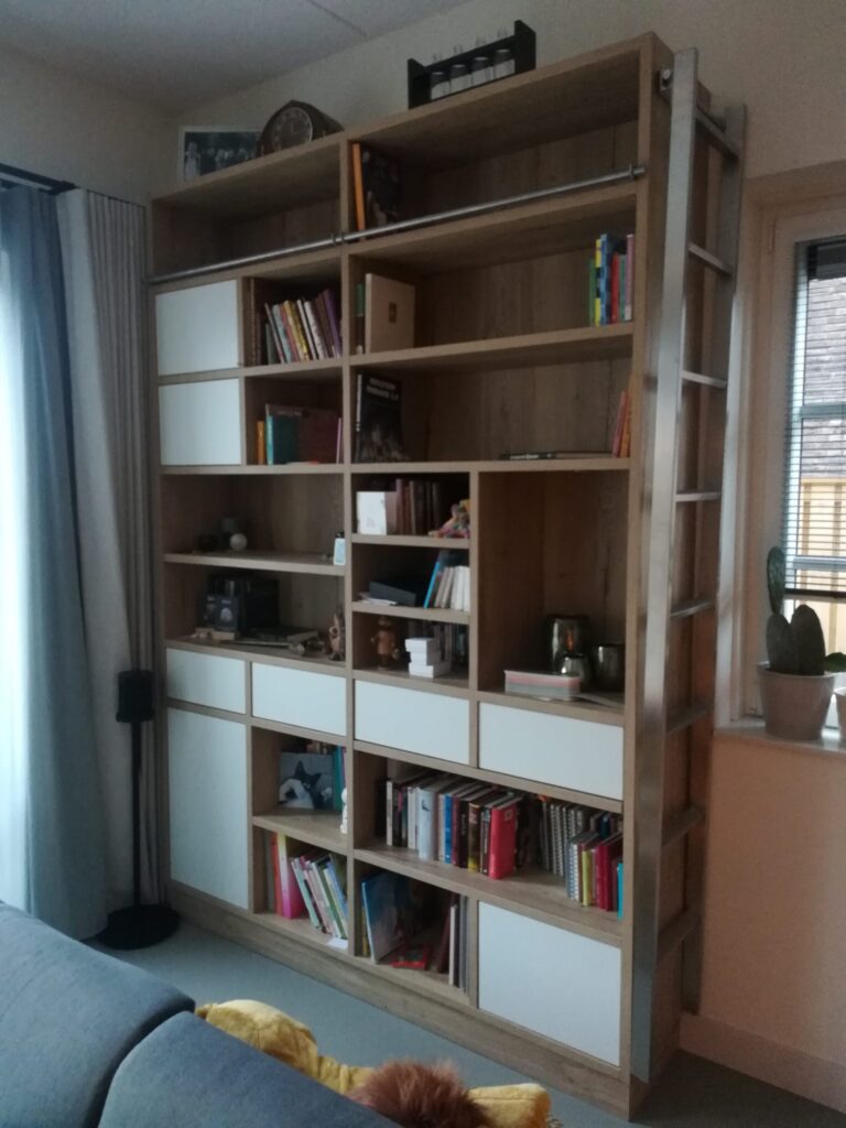 project 35.2_Boekenkast met uitschuifbaar werkblad