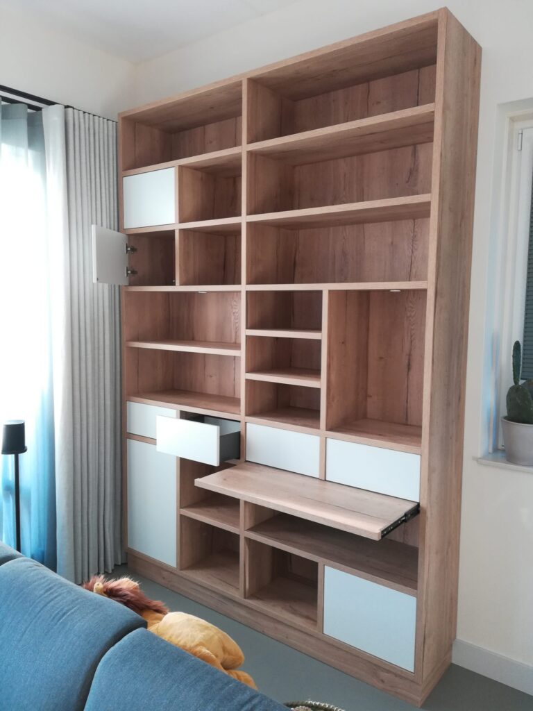 project 35.3_Boekenkast met uitschuifbaar werkblad