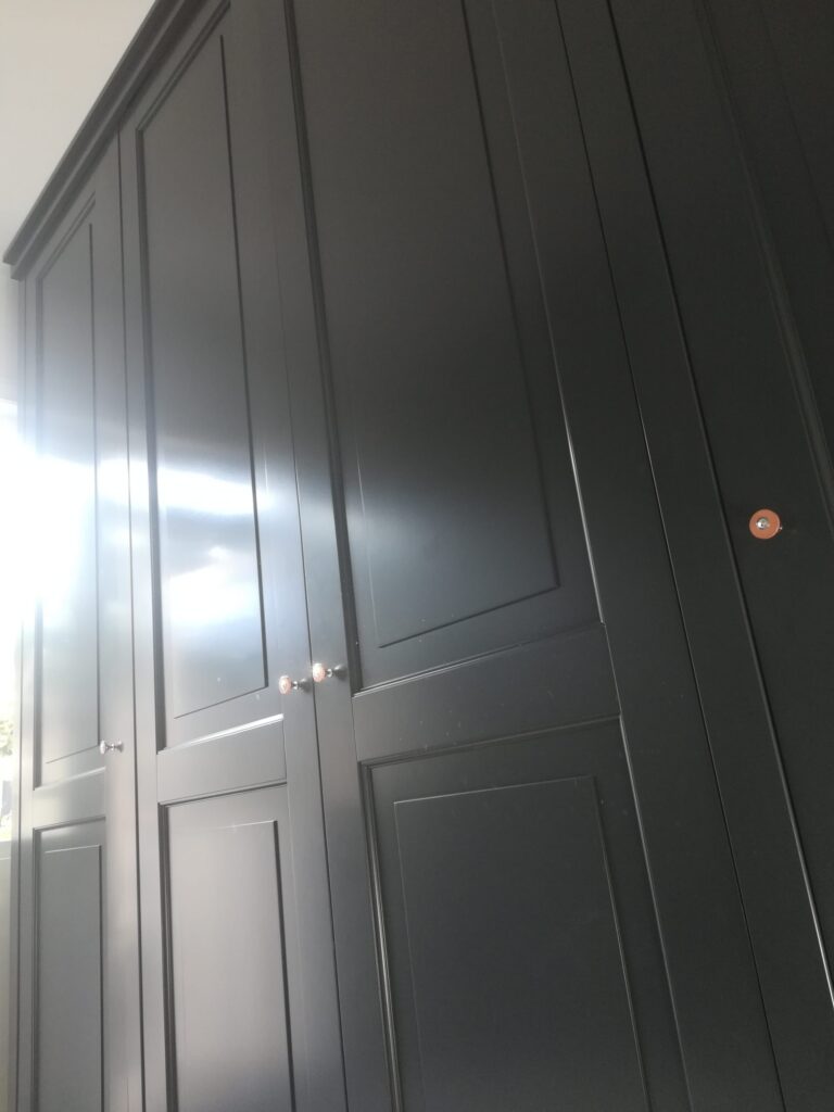 project 36.2 Gespoten bijkeuken kast met paneel deuren