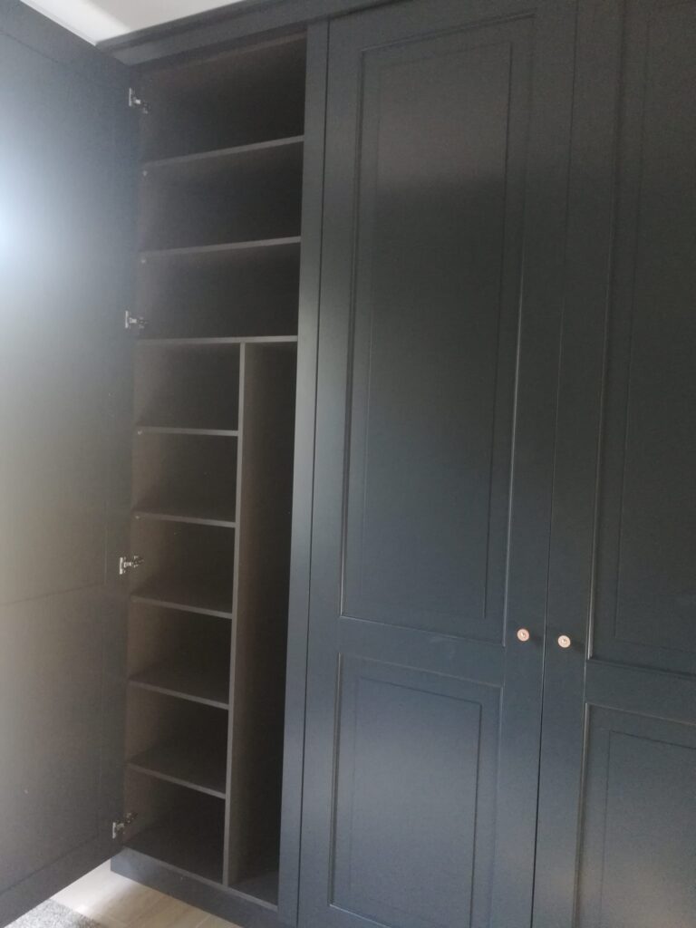project 36.3 Gespoten bijkeuken kast met paneel deuren