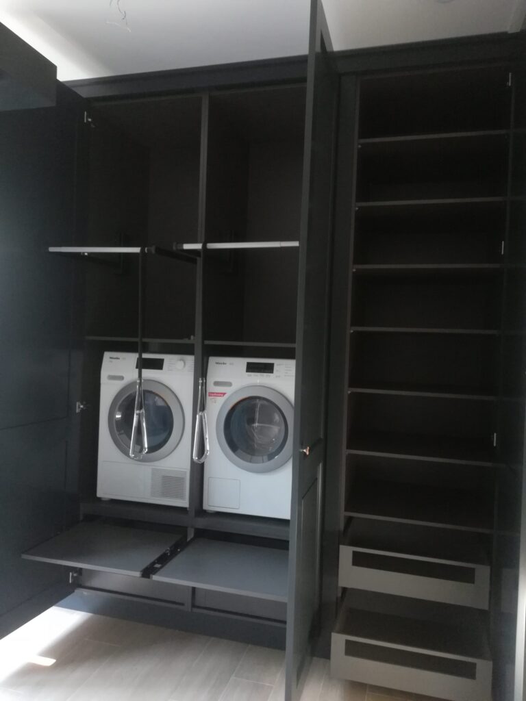 project 36.4 Gespoten bijkeuken kast met paneel deuren