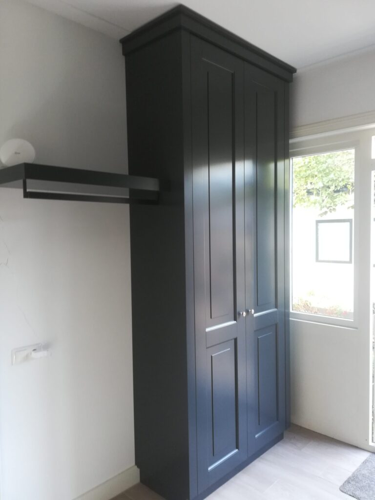 project 36.6 Gespoten bijkeuken kast met paneel deuren