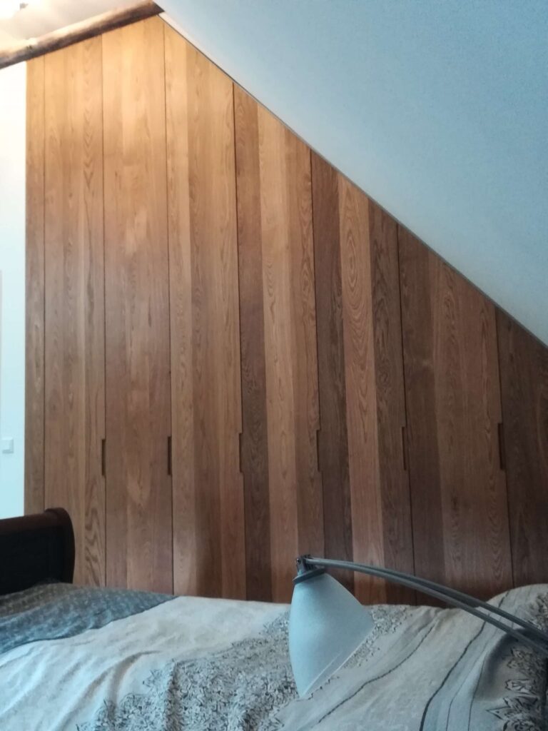 project 47.2_Massief eiken houten schuine linnenkast