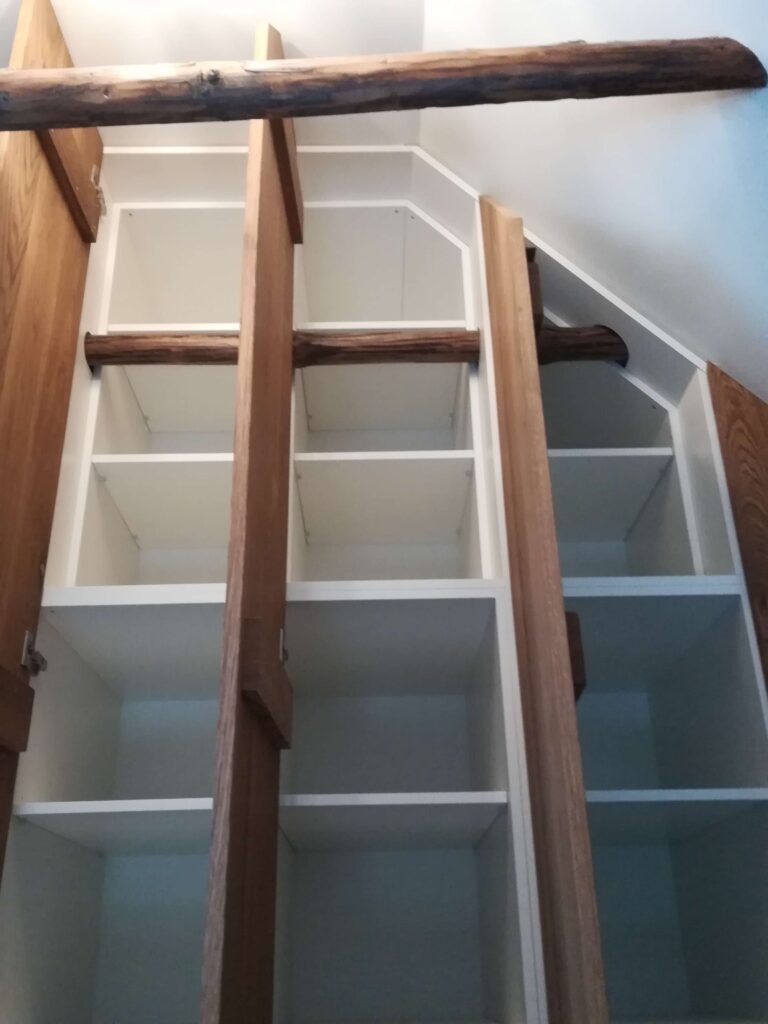 project 47.4_Massief eiken houten schuine linnenkast