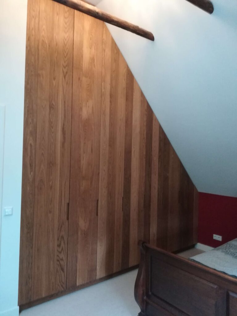 project 47_Massief eiken houten schuine linnenkast