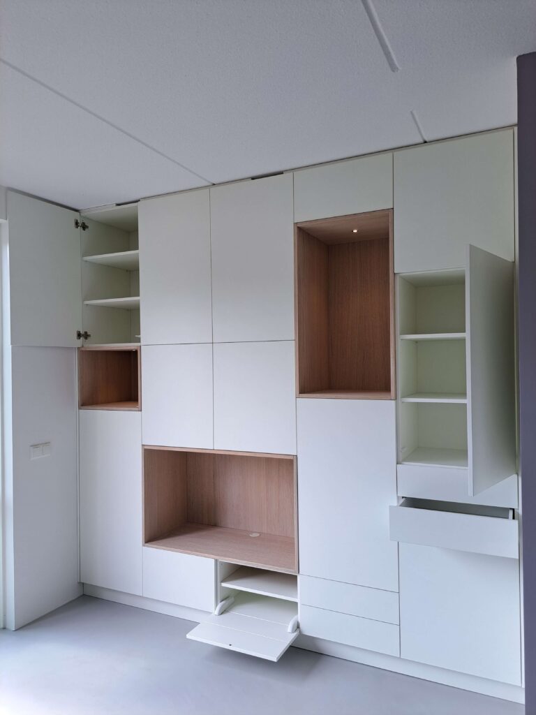project_21.2_Gemelamineerde inbouw kastenwand